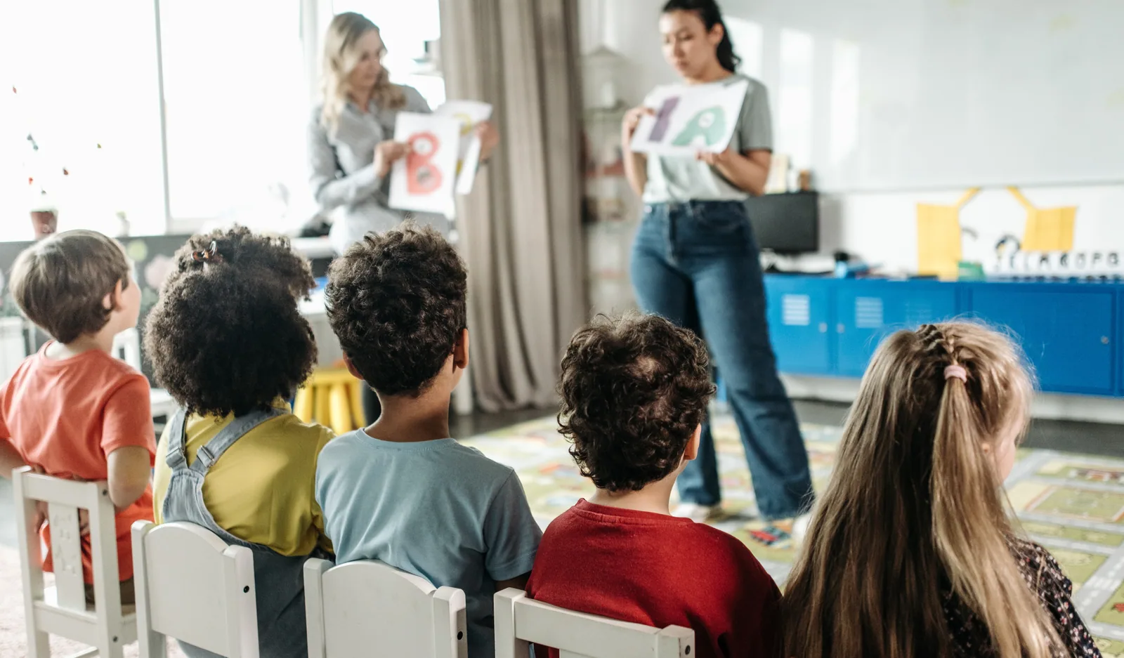 Sala de aula representando a gestão da educação