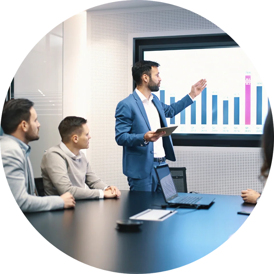 Equipe reunida analisando informações de gestão